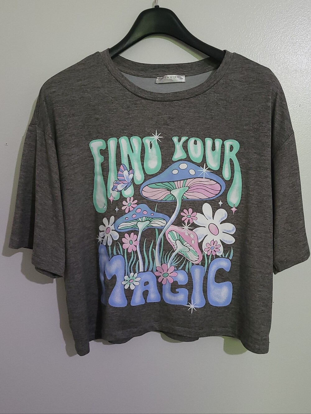 Rose & Vine Find Your Magic Cropped T Shirt Gray Size M